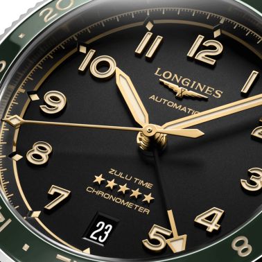 Montre Longines Spirit Zulu Time automatique lunette verte cadran noir bracelet cuir marron 39 mm L3.802.4.63.2