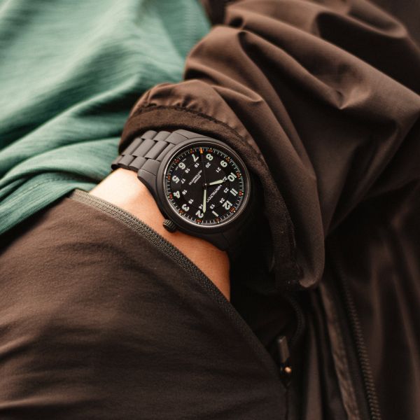 Montre Hamilton Khaki Field Titanium automatique cadran noir bracelet titane pvd noir 38 mm H70215130