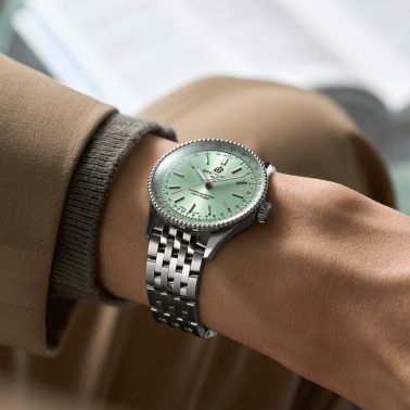 Montre Breitling Navitimer automatique cadran vert menthe bracelet acier 36 mm A17327361L1A1