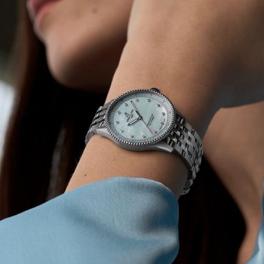 Montre Breitling Navitimer quartz index diamants cadran nacre bleue bracelet acier 32 mm A77320171C1A1