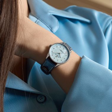 Montre Breitling Navitimer quartz index diamants cadran nacre bleue bracelet cuir bleu 32 mm A77320171C1P1