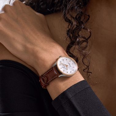 Montre Breitling Navitimer quartz index diamants cadran nacre blanche bracelet cuir marron 32 mm U77320E61A1P1