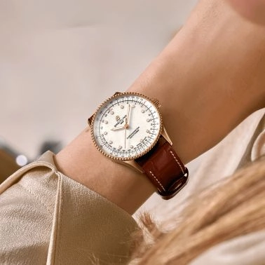 Montre Breitling Navitimer Better Gold automatique index diamants cadran nacre blanche bracelet cuir marron 36 mm R17327211A1P1