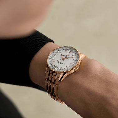 Montre Breitling Navitimer Better Gold automatique index diamants cadran nacre blanche bracelet or rose 36 mm R17327211A1R1