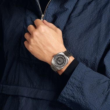 Montre HERMÈS H08 automatique cadran noir bracelet titane 42 mm W049427WW00