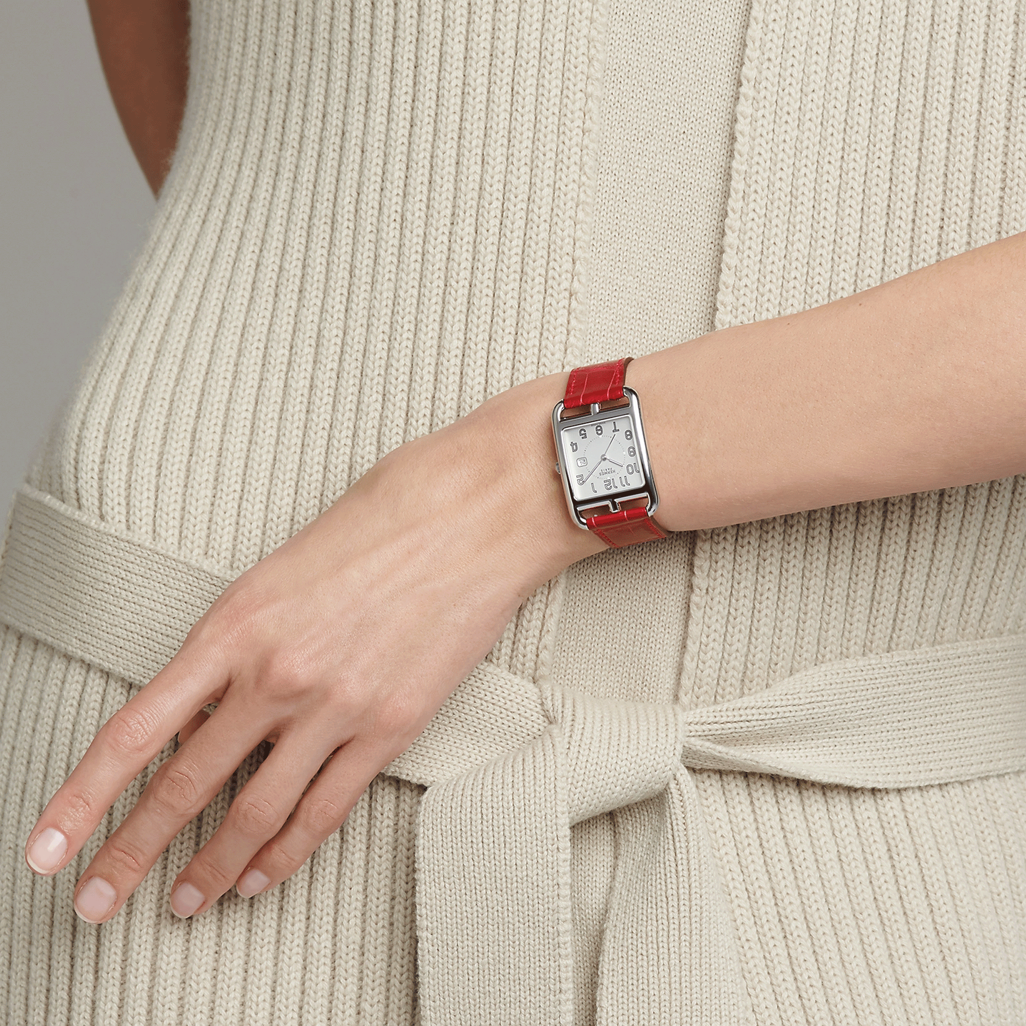 Montre HERMÈS Cape Cod Grand Modèle quartz cadran argenté bracelet cuir taupe 37 mm W043640WW00