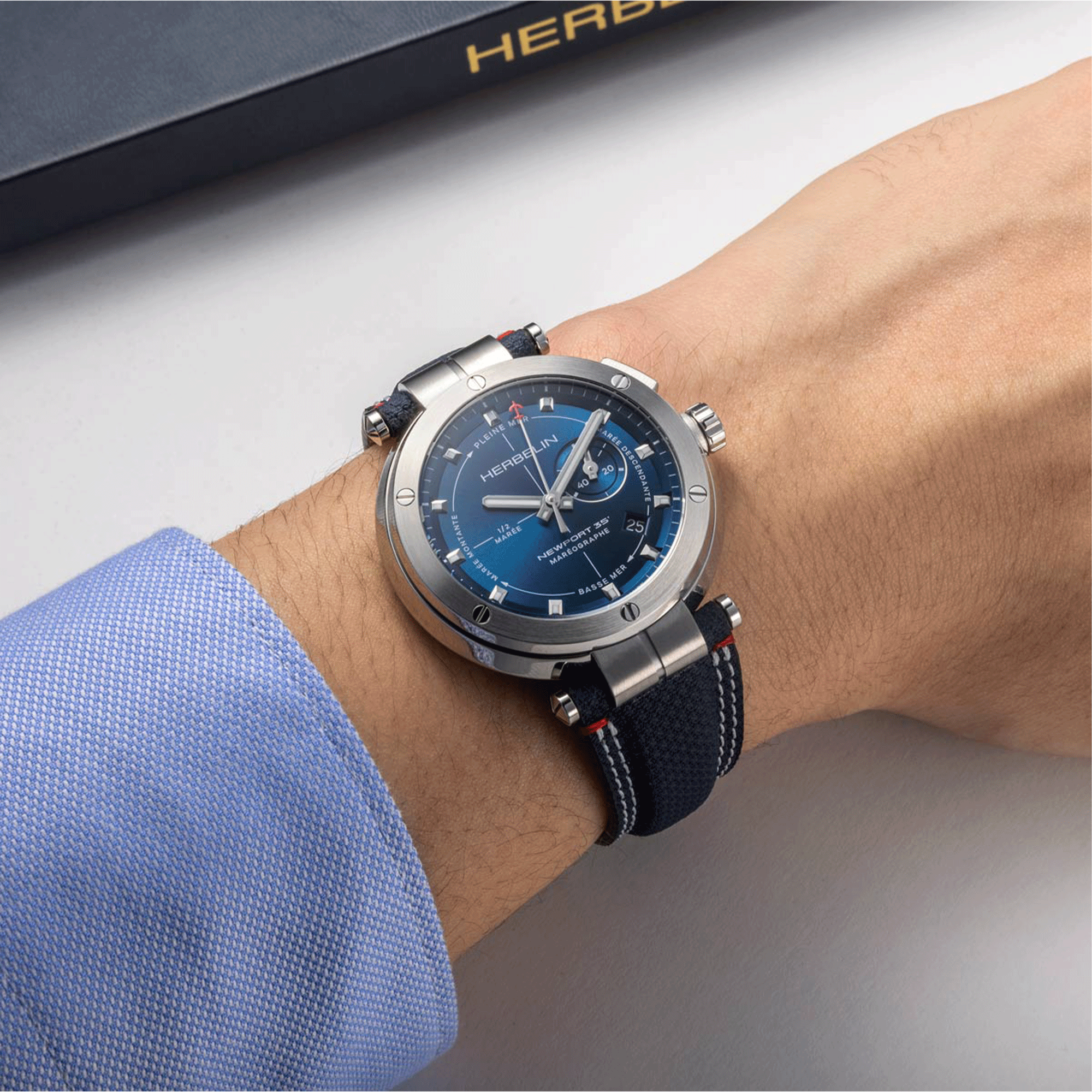 Montre Herbelin Newport Maréographe 35ème anniversaire quartz cadran bleu bracelet tissu 43 mm