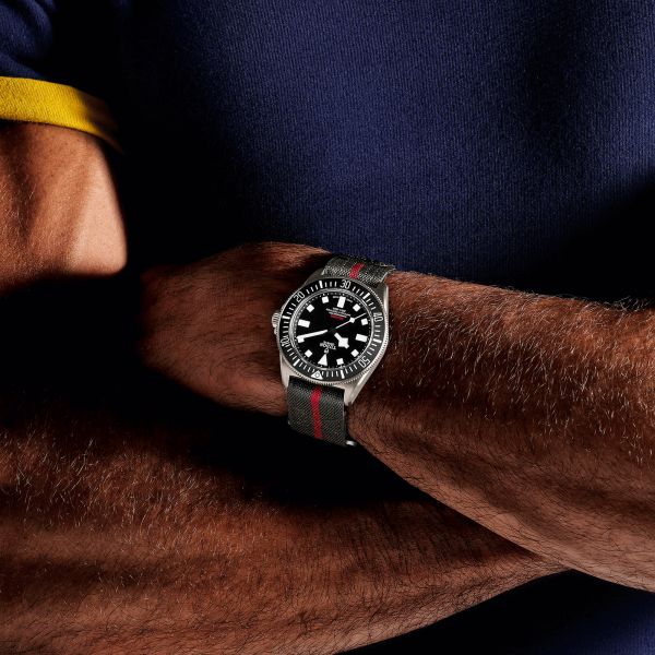 Montre Tudor Pelagos FXD automatique cadran noir bracelet tissu vert et rouge 42 mm