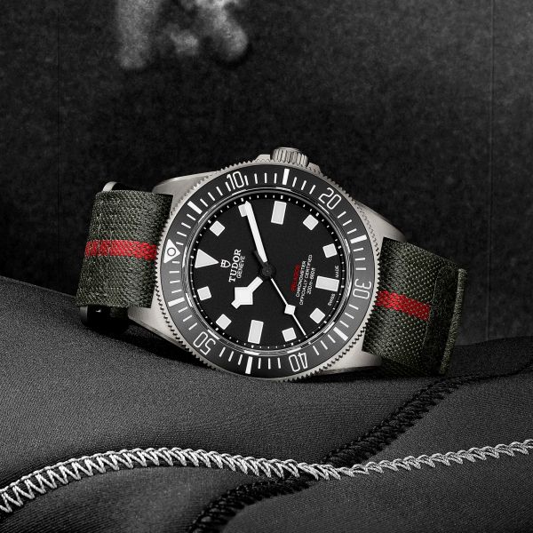 Montre Tudor Pelagos FXD automatique cadran noir bracelet tissu vert et rouge 42 mm