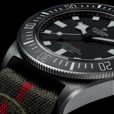 Montre Tudor Pelagos FXD automatique cadran noir bracelet tissu vert et rouge 42 mm
