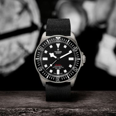 Montre Tudor Pelagos FXD automatique cadran noir bracelet tissu vert et rouge 42 mm