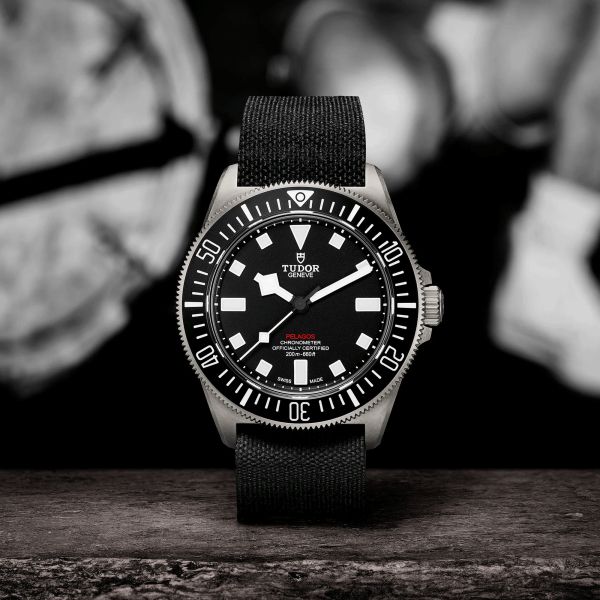 Montre Tudor Pelagos FXD automatique cadran noir bracelet tissu vert et rouge 42 mm