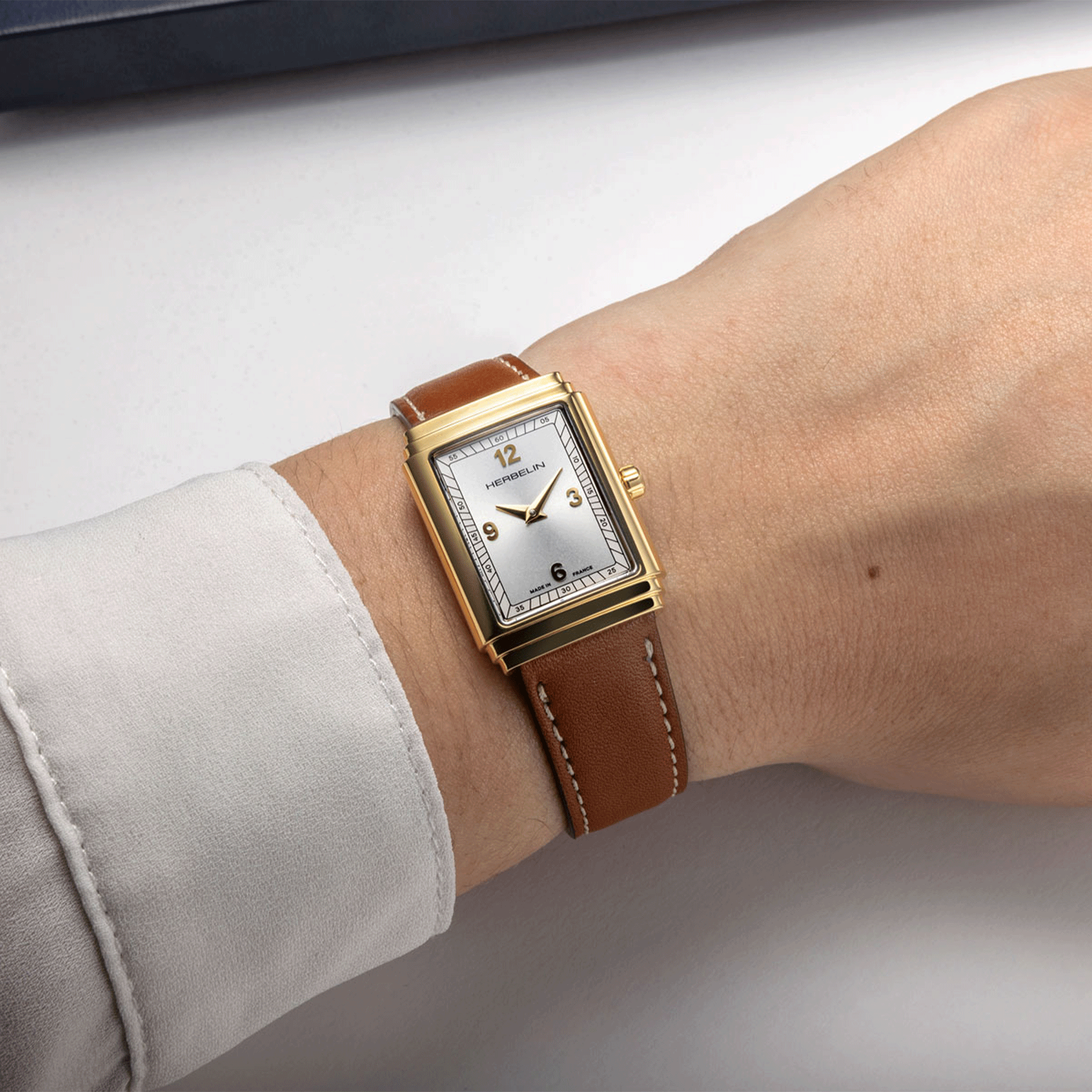 Montre Herbelin Art Déco quartz cadran argenté bracelet cuir 29,5 x 22 mm