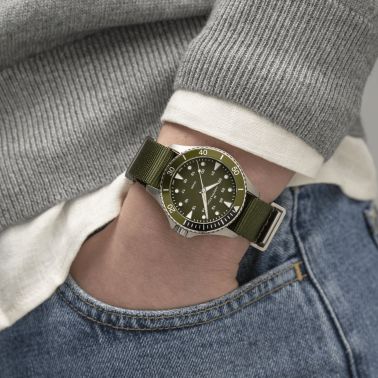 Montre Hamilton Khaki Navy Scuba quartz cadran vert bracelet NATO vert 37 mm H82241961