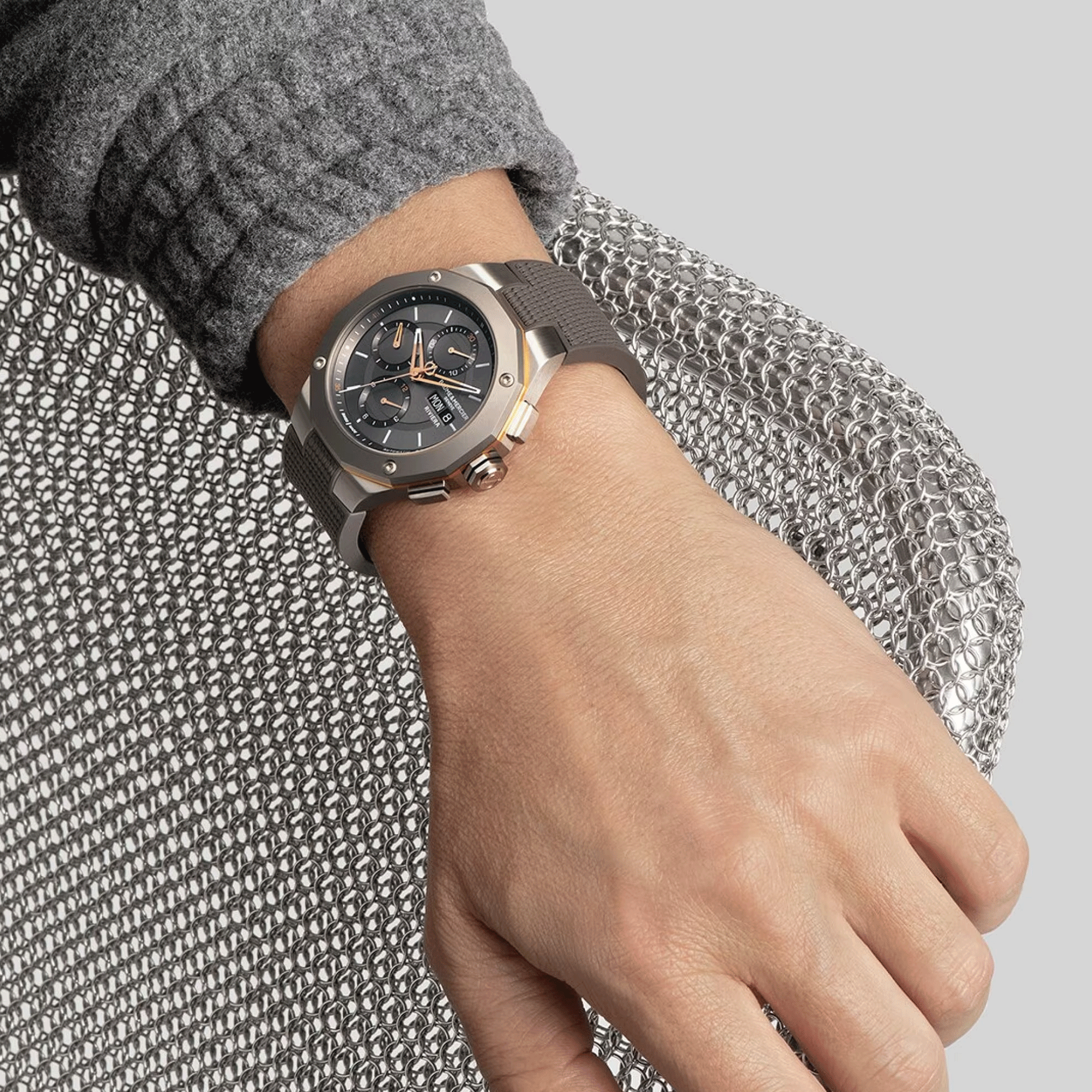 Montre Baume et Mercier Riviera automatique cadran gris bracelet caoutchouc gris 43 mm 10722