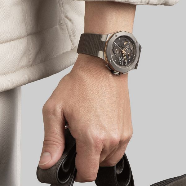 Montre Baume et Mercier Riviera automatique cadran gris bracelet caoutchouc gris 43 mm 10722
