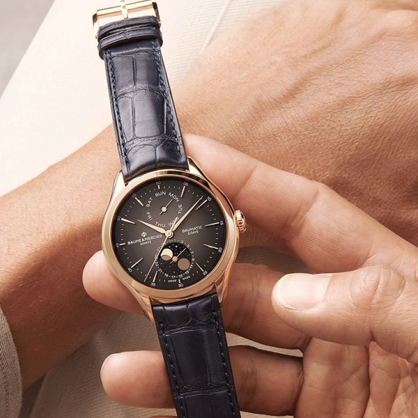 Montre Baume et Mercier Clifton Baumatic automatique cadran gris bracelet cuir alligator bleu et or rose 42 mm 10547