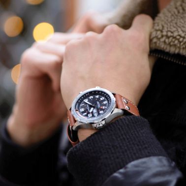 Montre Hamilton Khaki Aviation X-Wind Day Date cadran noir bracelet cuir marron 45 mm H77755533