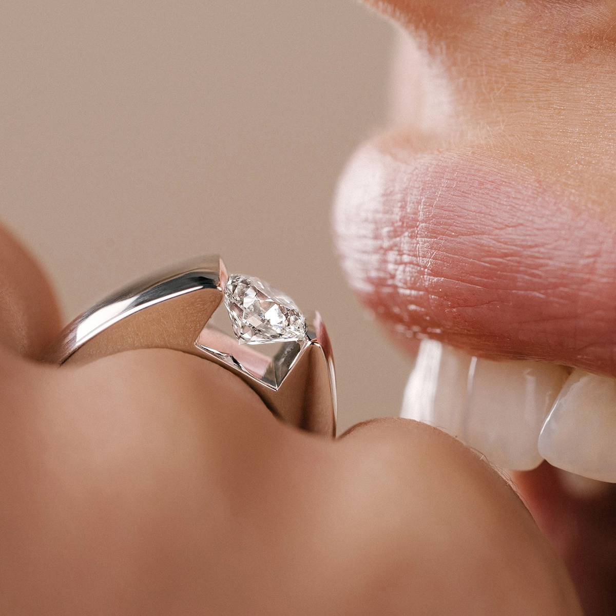 Solitaire Audacieuse en or blanc et diamant