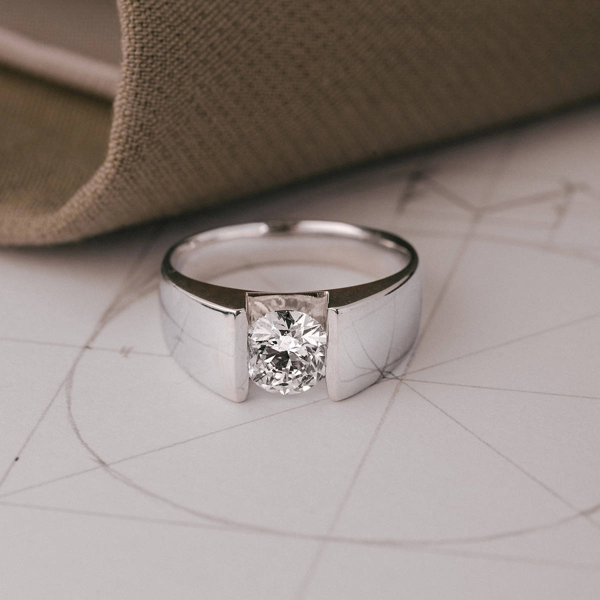 Solitaire Audacieuse en or blanc et diamant