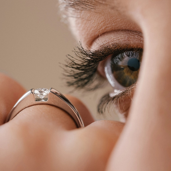 Solitaire Audacieuse en or blanc et diamant