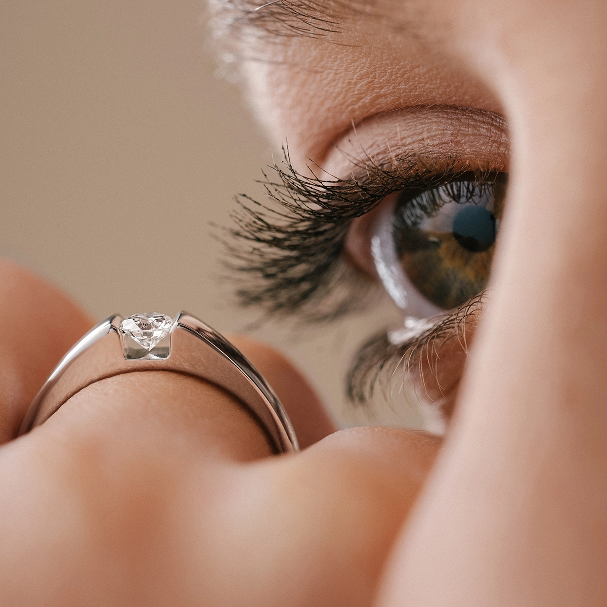 Solitaire Audacieuse en or blanc et diamant