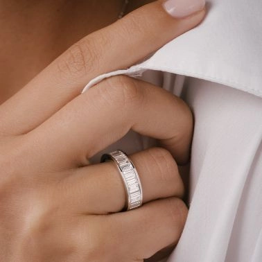 Lepage Charmeuse wedding ring in white gold and diamonds