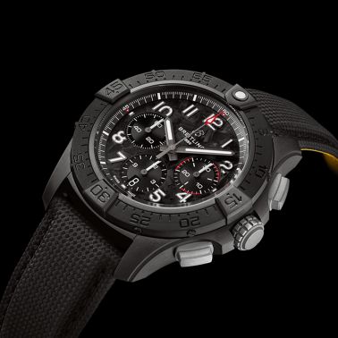 Montre Breitling Avenger B01 Chronograph Night Mission automatique cadran carbone bracelet cuir noir 44 mm SB0147101B1X1