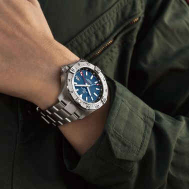 Montre Breitling Avenger GMT automatique cadran bleu bracelet acier 44 mm A32320101C1A1