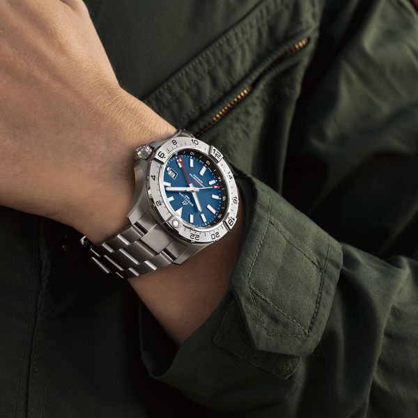 Montre Breitling Avenger GMT automatique cadran bleu bracelet acier 44 mm A32320101C1A1