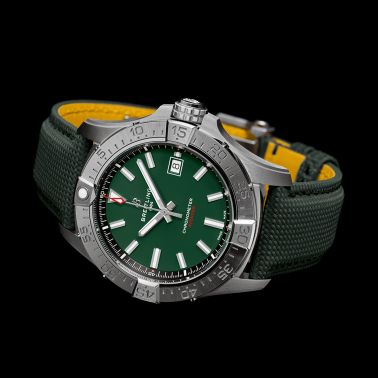 Montre Breitling Avenger automatique cadran vert bracelet cuir vert 42 mm A17328101L1X1