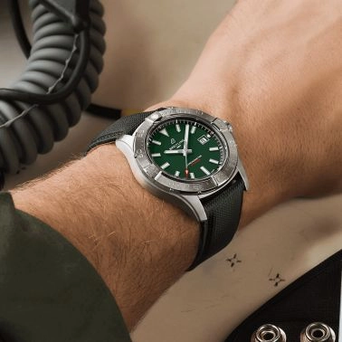 Montre Breitling Avenger automatique cadran vert bracelet cuir vert 42 mm A17328101L1X1