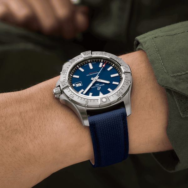 Montre Breitling Avenger automatique cadran bleu bracelet cuir bleu 42 mm A17328101C1X1