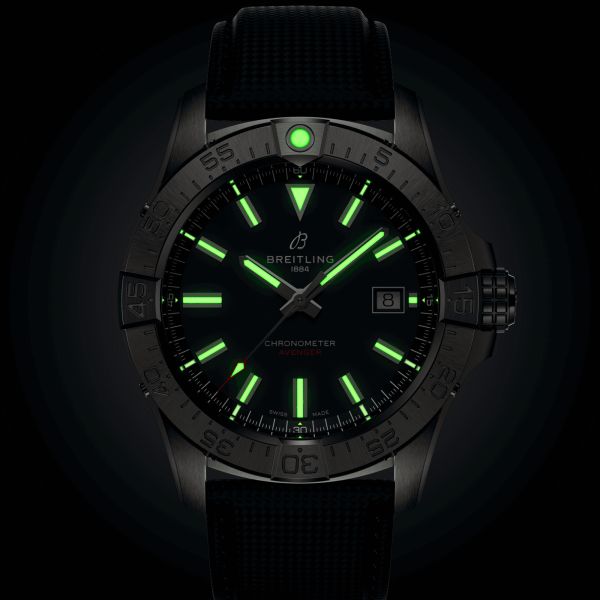 Montre Breitling Avenger automatique cadran bleu bracelet cuir bleu 42 mm A17328101C1X1