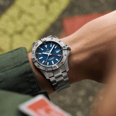 Montre Breitling Avenger GMT automatique cadran bleu bracelet acier 44 mm A32320101C1A1