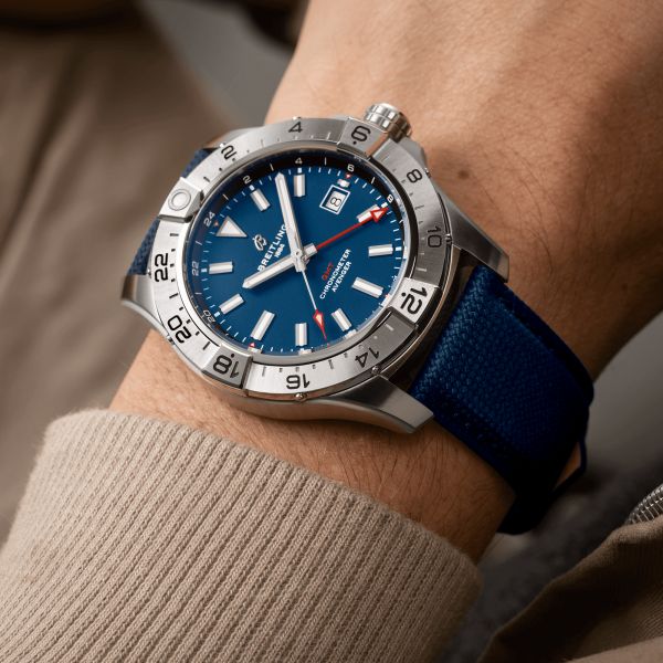 Montre Breitling Avenger GMT automatique cadran bleu bracelet cuir bleu 44 mm A32320101C1X1