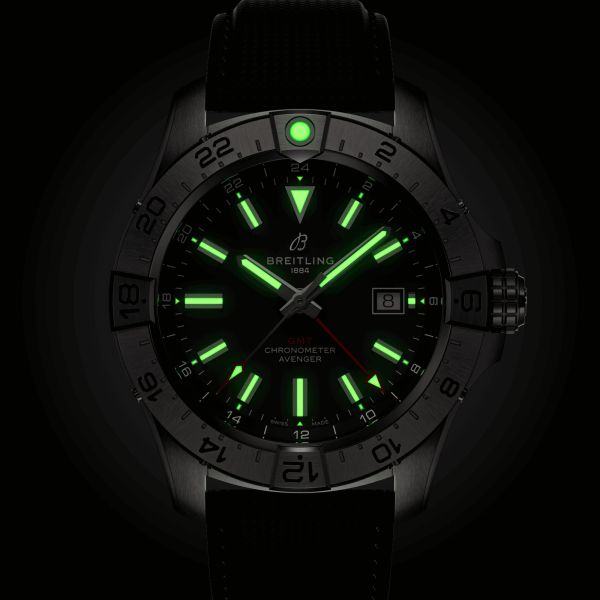 Montre Breitling Avenger GMT automatique cadran noir bracelet cuir noir 44 mm A32320101B1X1