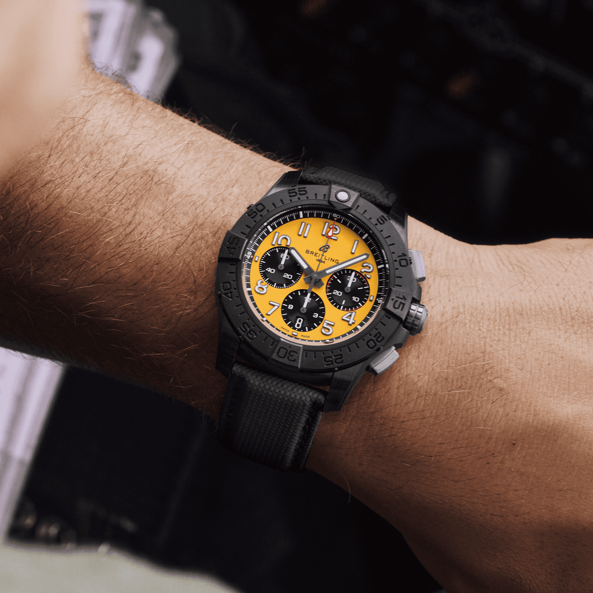 Montre Breitling Avenger B01 Chronograph Night Mission automatique cadran jaune bracelet cuir noir 44 mm SB0147101I1X2