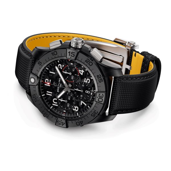 Montre Breitling Avenger B01 Chronograph Night Mission automatique cadran carbone bracelet cuir noir 44 mm SB0147101B1X1
