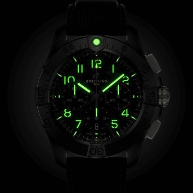 Montre Breitling Avenger B01 Chronograph Night Mission automatique cadran carbone bracelet cuir noir 44 mm SB0147101B1X1
