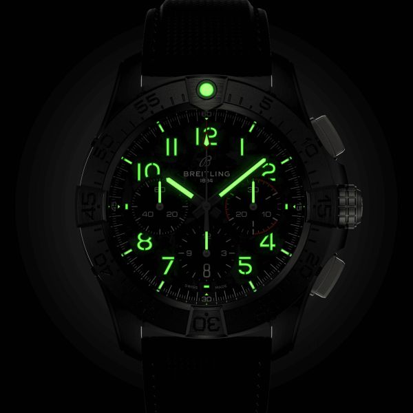 Montre Breitling Avenger B01 Chronograph Night Mission automatique cadran carbone bracelet cuir noir 44 mm SB0147101B1X1