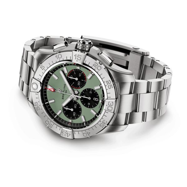 Montre Breitling Avenger B01 Chronograph automatique cadran vert bracelet acier 44 mm AB0147101L1A1