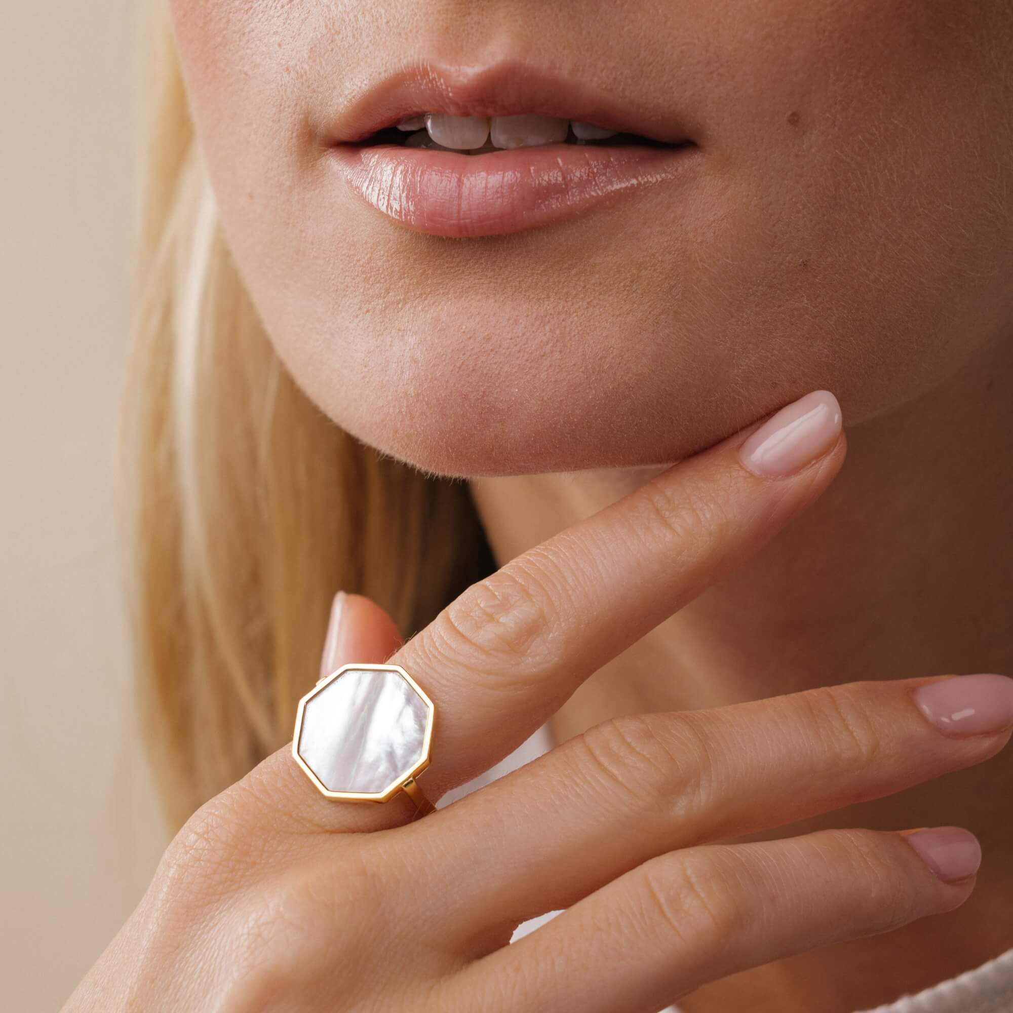 Bague Lepage Octo en or jaune et nacre blanche