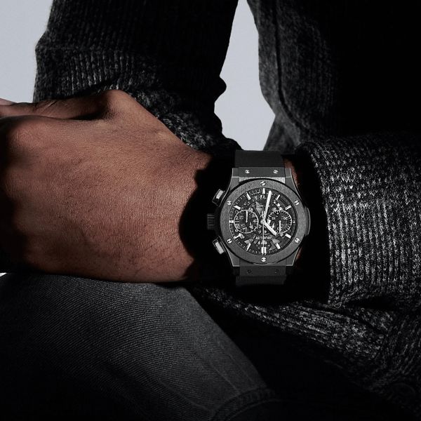 Montre Hublot Classic Fusion Aerofusion Black Magic automatique cadran squelette bracelet caoutchouc noir 45 mm 525.CM.0170.RX