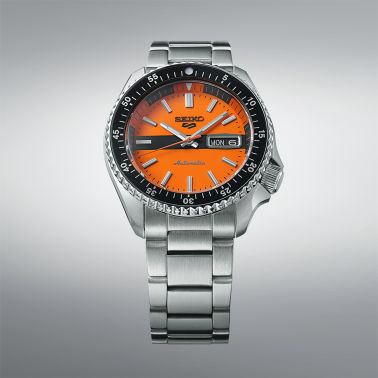 Montre Seiko 5 Sports "Double Hurricane" automatique cadran orange bracelet acier 42,5 mm