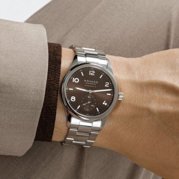 Montre Nomos Club Sport Neomatik Tabac automatique fond acier cadran brun bracelet acier 39,5 mm 759
