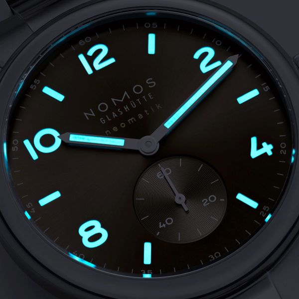 Montre Nomos Club Sport Neomatik Tabac automatique fond acier cadran brun bracelet acier 39,5 mm 759