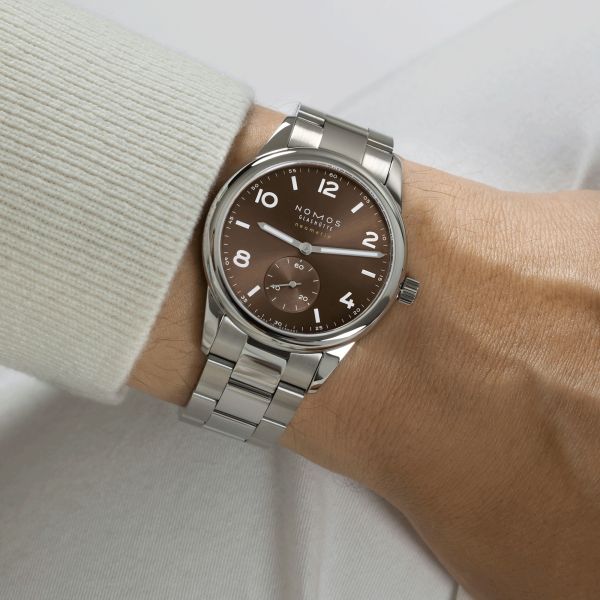Montre Nomos Club Sport Neomatik Tabac automatique fond saphir cadran brun bracelet acier 39,5 mm 760