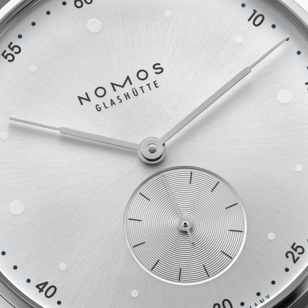 Montre Nomos Metro All Silver mécanique fond saphir cadran argent bracelet cuir gris 33 mm 1122