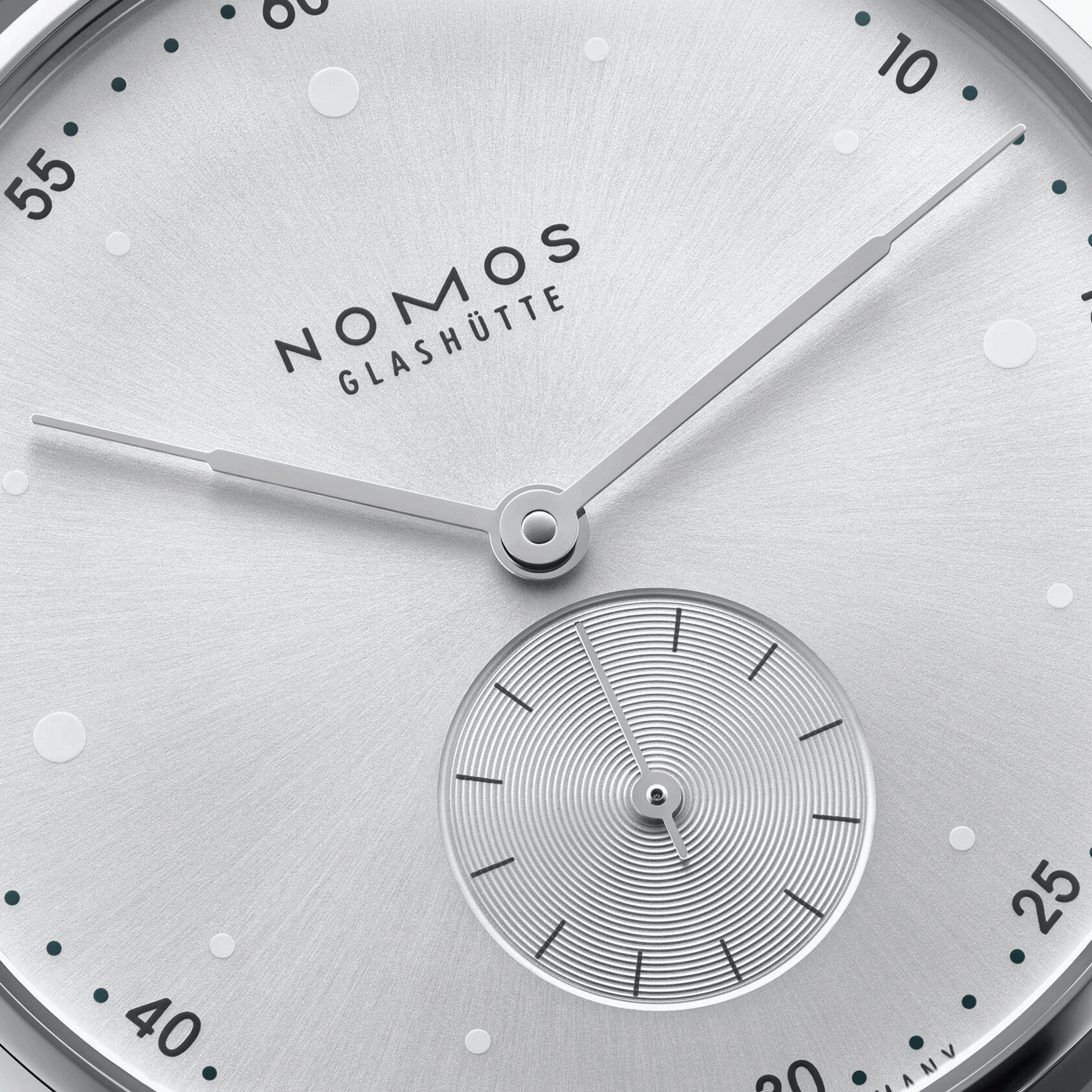 Montre Nomos Metro All Silver mécanique fond saphir cadran argent bracelet cuir gris 33 mm 1122